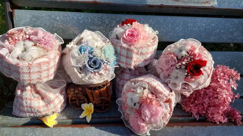 小香風永生康乃馨花束  4月底前下單再贈手工不凋花卡片一張