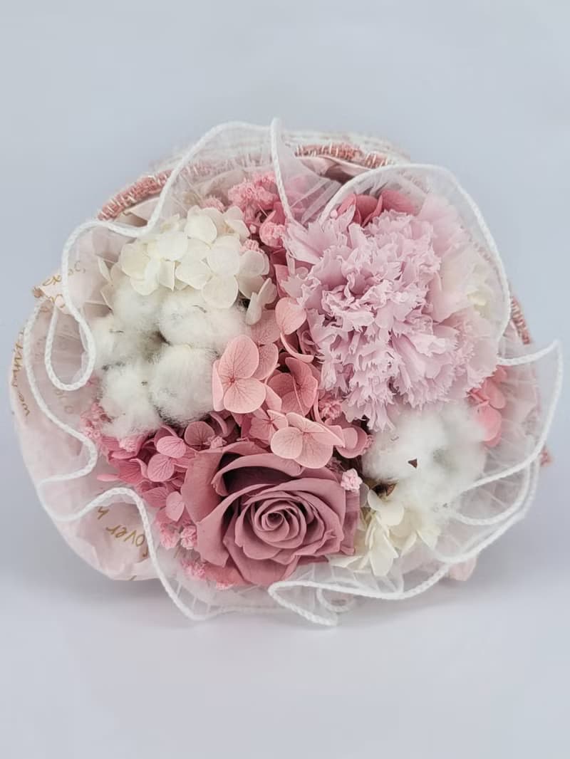 小香風永生康乃馨花束  4月底前下單再贈手工不凋花卡片一張