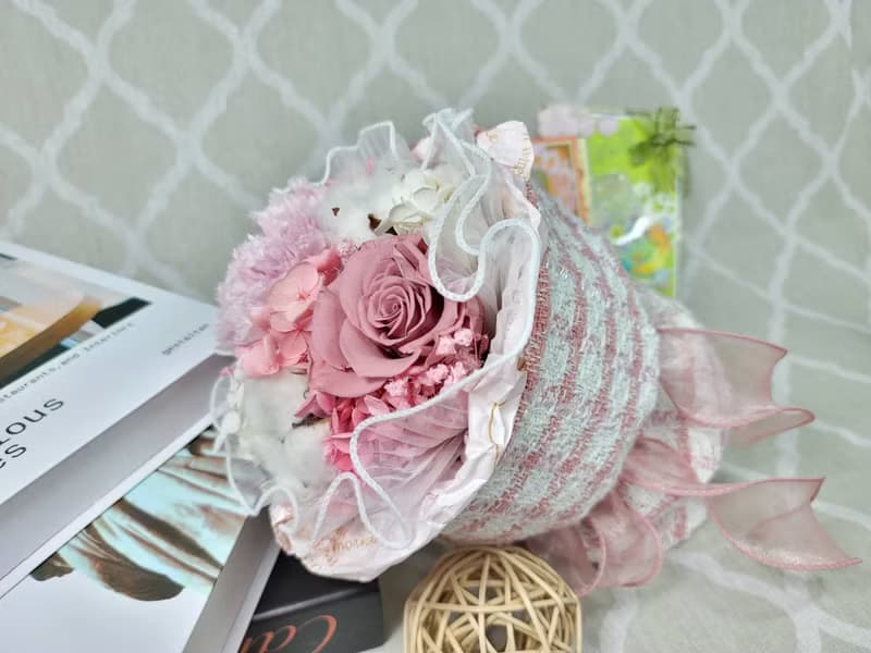 小香風永生康乃馨花束  4月底前下單再贈手工不凋花卡片一張