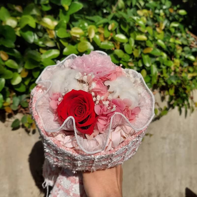 小香風永生康乃馨花束  4月底前下單再贈手工不凋花卡片一張