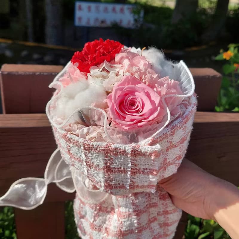 小香風永生康乃馨花束  4月底前下單再贈手工不凋花卡片一張