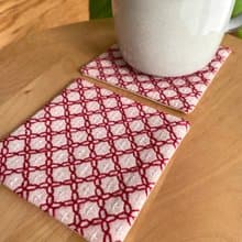 コースター2枚セット　刺し子　十字花刺しピンクベージュ　キッチン用品　花柄　ティー用品　ハンドメイド　刺繍
