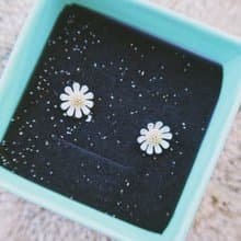 沙灘上的小雛菊純銀耳環 SANDY DAISY