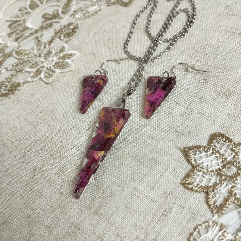 手工製作的樹脂首飾組。乾燥花三角形耳環和項鍊