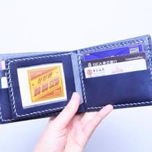 【6咭位相片短夾—紺色｜NAVY】好好縫 皮革材料包 免費刻字 手工包 情侶銀包 皮夾 短銀包 短財 簡約實用 意大利皮 植鞣革 皮革DIY 伴侶 纖薄 真皮 原色啡黑深藍綠橙紅灰等 超過五十皮色選擇