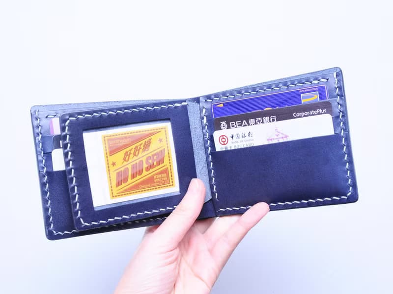 【6咭位相片短夾—紺色｜NAVY】好好縫 皮革材料包 免費刻字 手工包 情侶銀包 皮夾 短銀包 短財 簡約實用 意大利皮 植鞣革 皮革DIY 伴侶 纖薄 真皮 原色啡黑深藍綠橙紅灰等 超過五十皮色選擇