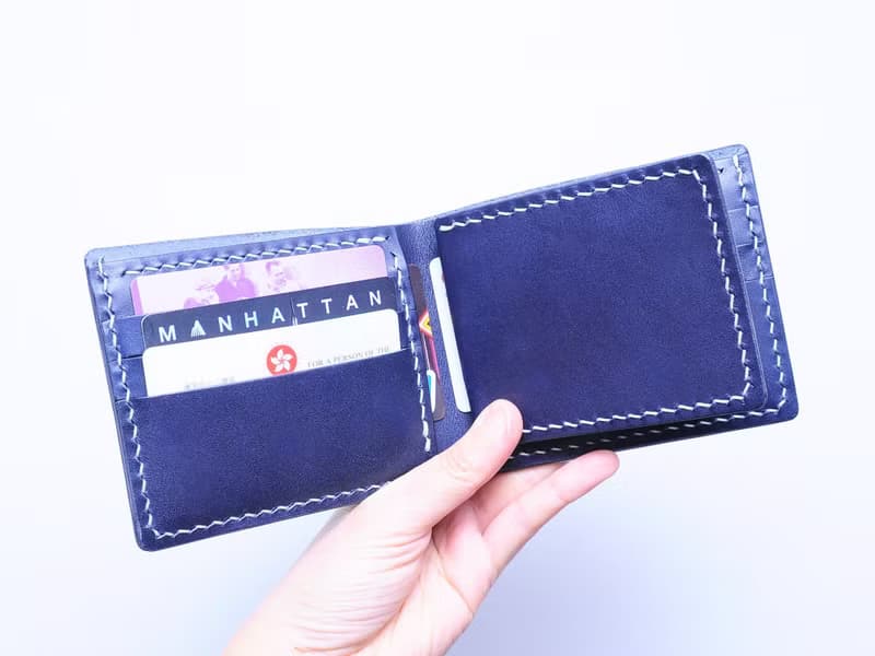 【6咭位相片短夾—紺色｜NAVY】好好縫 皮革材料包 免費刻字 手工包 情侶銀包 皮夾 短銀包 短財 簡約實用 意大利皮 植鞣革 皮革DIY 伴侶 纖薄 真皮 原色啡黑深藍綠橙紅灰等 超過五十皮色選擇