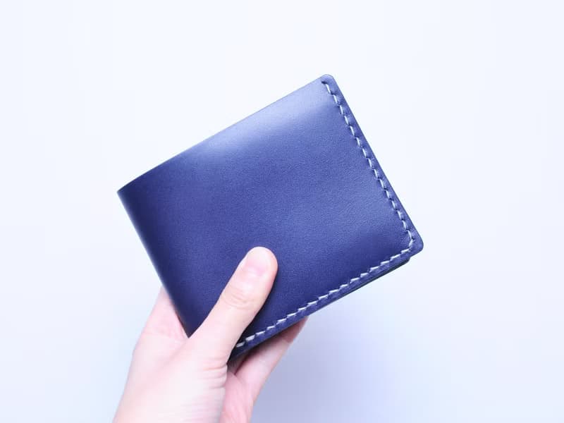 【6咭位相片短夾—紺色｜NAVY】好好縫 皮革材料包 免費刻字 手工包 情侶銀包 皮夾 短銀包 短財 簡約實用 意大利皮 植鞣革 皮革DIY 伴侶 纖薄 真皮 原色啡黑深藍綠橙紅灰等 超過五十皮色選擇