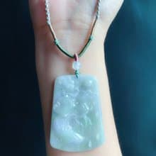 春彩 天然緬甸玉 翡翠 綠底飄花帶紫翡 如魚得水 玉質細膩 吊墜