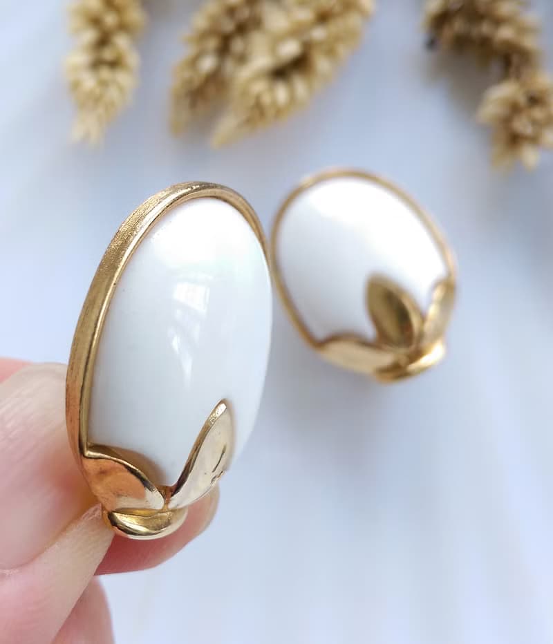 Vintage Jewelry 西洋古董飾品 可愛白珠 小花苞 夾式耳環