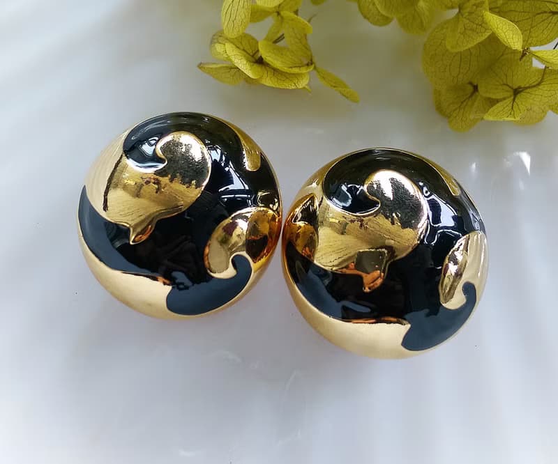Vintage Jewelry 西洋古董飾品 AVON 摩登 厚實半圓球 夾式耳環