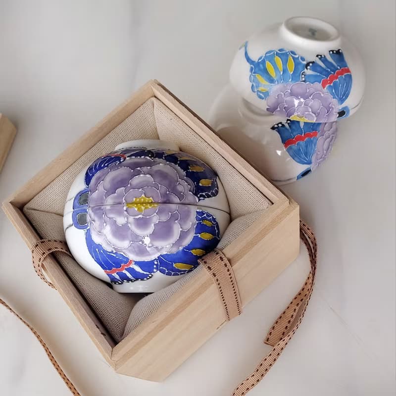 手工燒製。蝶影浮雕牡丹手繪茶杯禮盒。結婚喬遷情人節。交換禮物