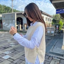 純手作圓領女生毛線背心。。愛上開叉背心。圍巾。米白