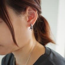 脱力猫ピアス　グリ　ブラック　片耳