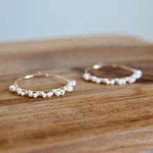 耳環 珍珠 迷你珍珠 圈形耳環 - 荷葉邊 -