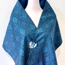 純手作藍色絲質毛料混紡幾何花朵迷你龜甲圖騰圍巾披肩