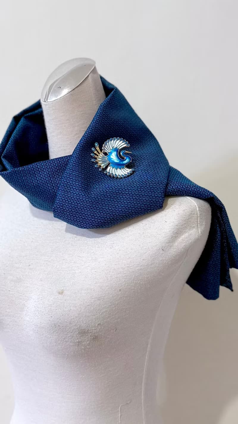 純手作藍色絲質毛料混紡幾何花朵迷你龜甲圖騰圍巾披肩