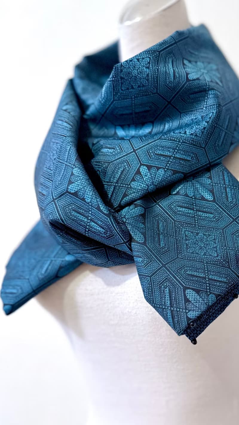 純手作藍色絲質毛料混紡幾何花朵迷你龜甲圖騰圍巾披肩