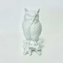 白磁のフクロウのフィギュリン