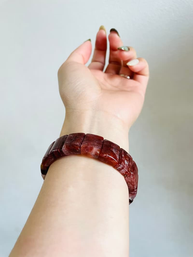 靜謐深紅 靈魂的熱度【牛血紅膠花手排】珍藏品/一物一拍