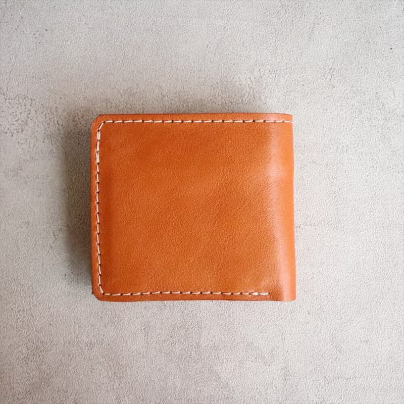 Berta / クラシック折りたたみ財布 【革6色×糸12色から選択】 手縫い刺繍のカスタム無料 / 日本製 / ギフト対応 【g-53】