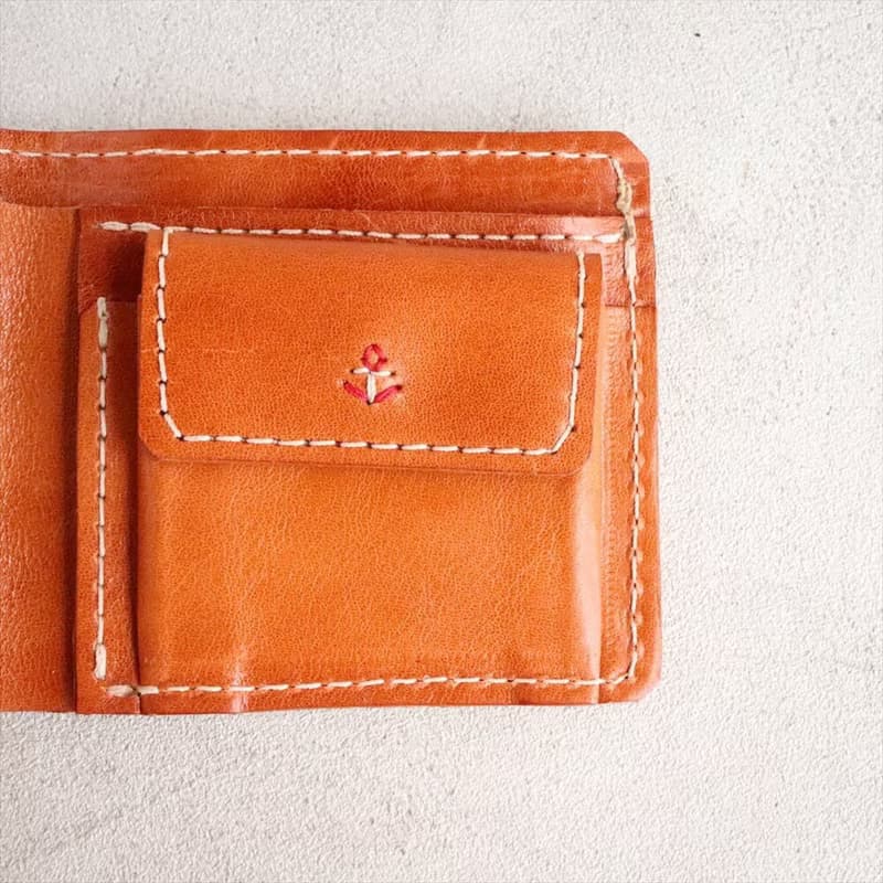 Berta / クラシック折りたたみ財布 【革6色×糸12色から選択】 手縫い刺繍のカスタム無料 / 日本製 / ギフト対応 【g-53】