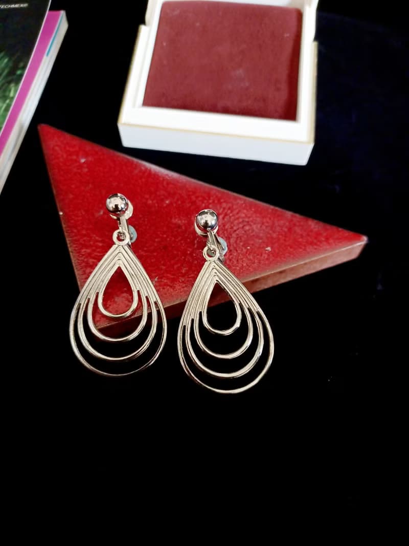 vintage jewelry  古典水滴型金屬迴圈夾式耳環
