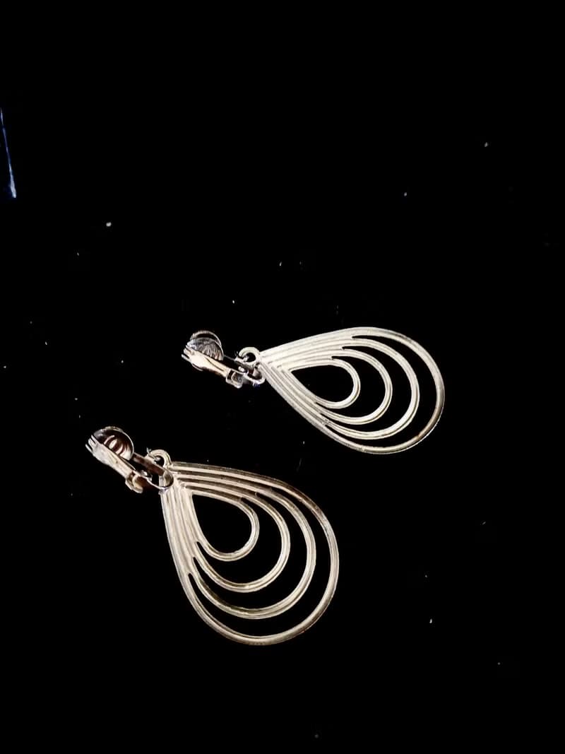 vintage jewelry  古典水滴型金屬迴圈夾式耳環