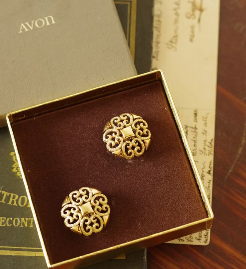 -古董Avon 古董古典金色蕾絲雕花夾式耳環 原裝盒 C924