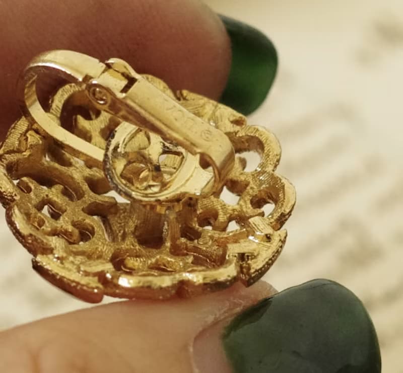 -古董Avon 古董古典金色蕾絲雕花夾式耳環 原裝盒 C924