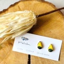【再販】 小ぶり しずく 絵付 陶器 金継ぎ ピアス イヤリング ノンホールピアス 黄色 イエロー 緑 グリーン 深緑 ゴールド 金 小さい シンプル ギフト