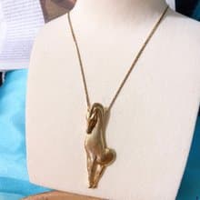 【 西洋古董飾品 】稀有 沙金線條掐絲優雅姿勢馬匹 質感項鍊