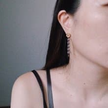 隙 - 小圓花長鏈垂墜耳環 / 蛋白紫