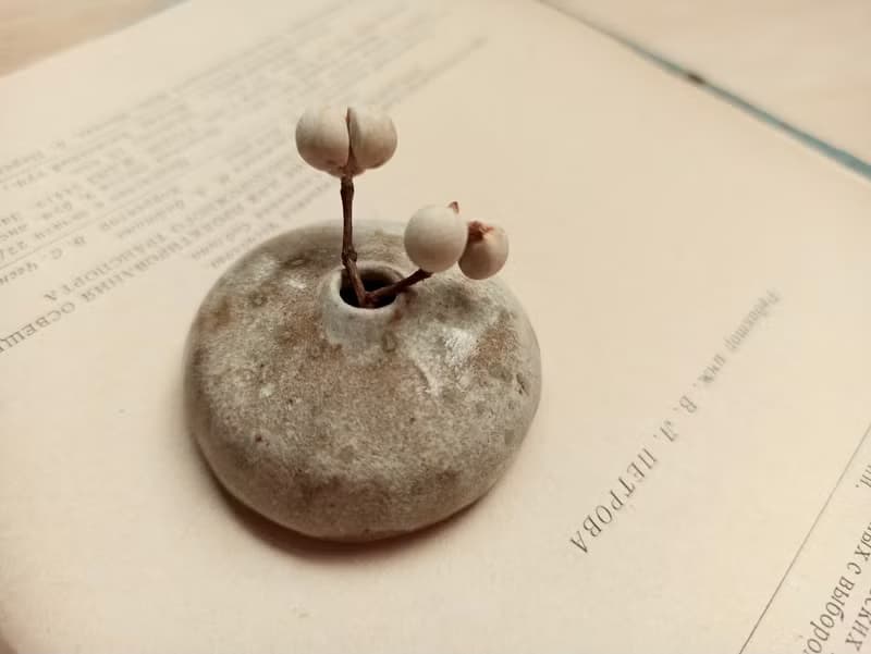 白色扁花瓶