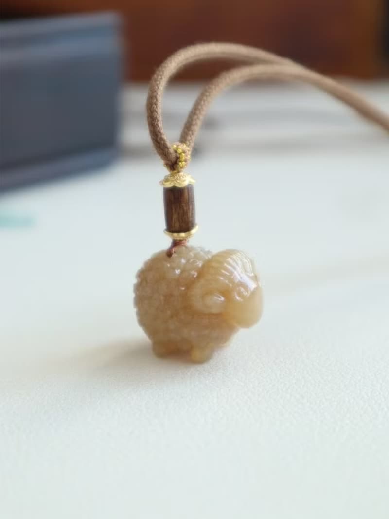 可愛小羊 天然新疆糖料和田玉生肖羊吊墜 亮糖色 脂份厚 生日禮物
