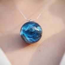 胡桃木藍瞳球型墜飾