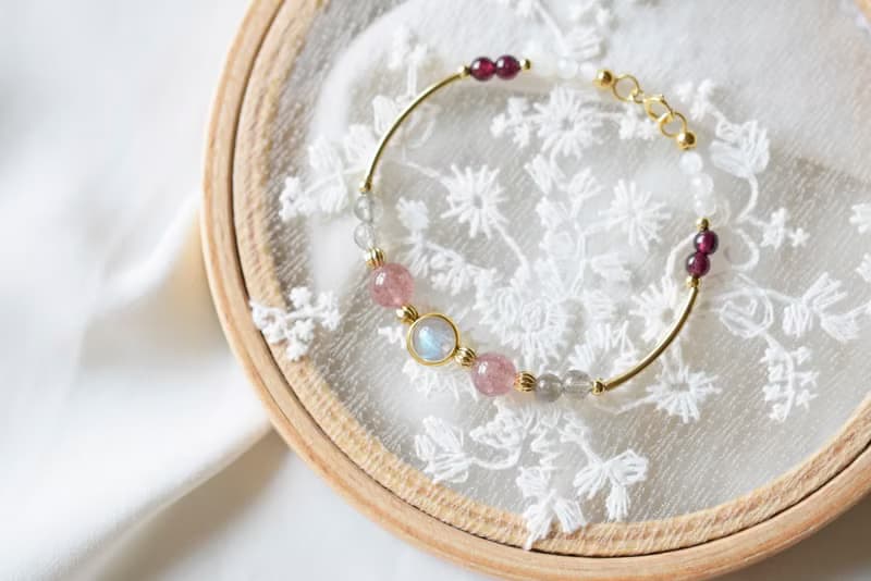 初戀的甜酸。草莓晶 拉長石 石榴石 月亮石 14K包金 天然石 手鍊