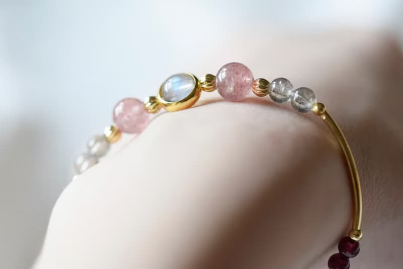 初戀的甜酸。草莓晶 拉長石 石榴石 月亮石 14K包金 天然石 手鍊