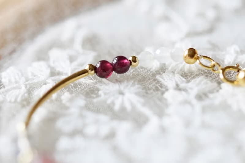 初戀的甜酸。草莓晶 拉長石 石榴石 月亮石 14K包金 天然石 手鍊