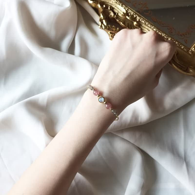 初戀的甜酸。草莓晶 拉長石 石榴石 月亮石 14K包金 天然石 手鍊