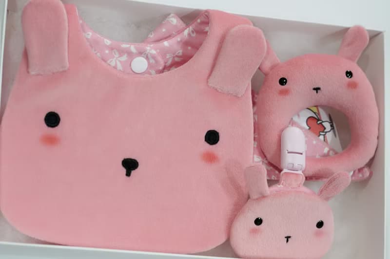 Bucute布蘿兔寶寶的彌月禮盒組/口水巾/護身符/手搖鈴/彌月