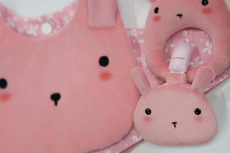 Bucute布蘿兔寶寶的彌月禮盒組/口水巾/護身符/手搖鈴/彌月