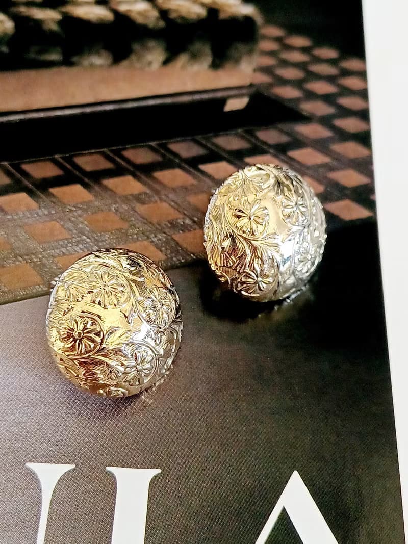 vintage jewelry  典雅半球形金色立體花卉紋 夾式耳環