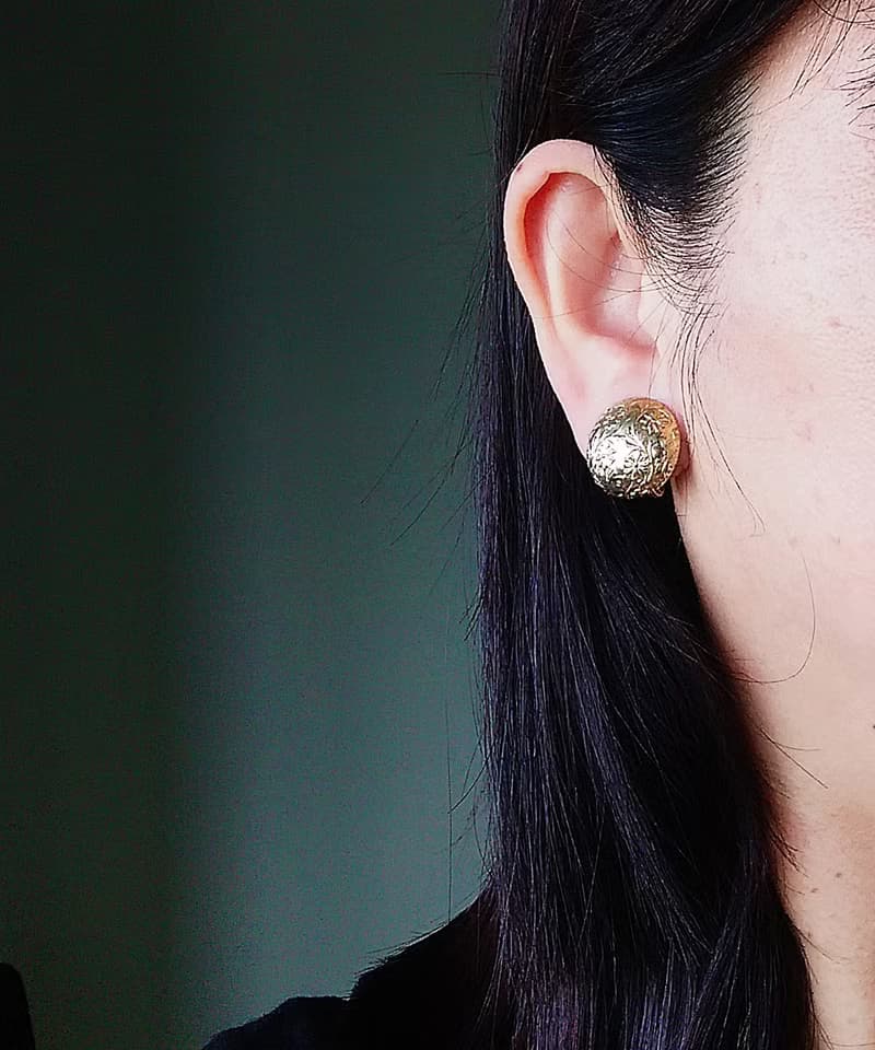 vintage jewelry  典雅半球形金色立體花卉紋 夾式耳環
