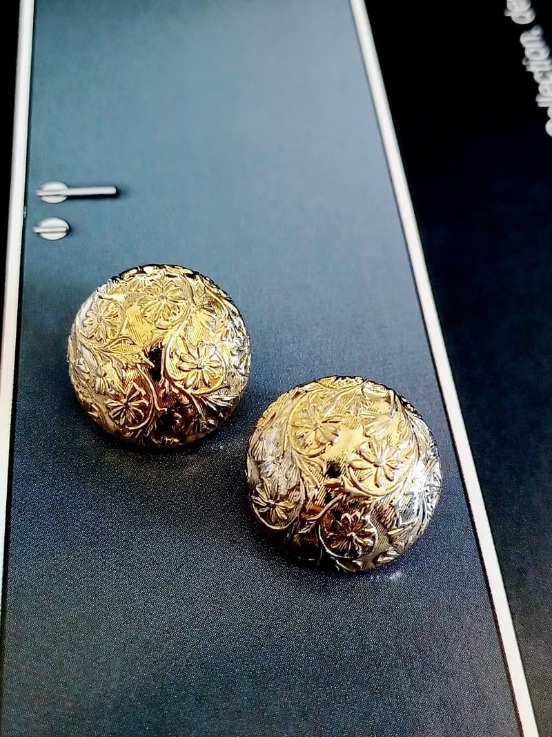 vintage jewelry  典雅半球形金色立體花卉紋 夾式耳環