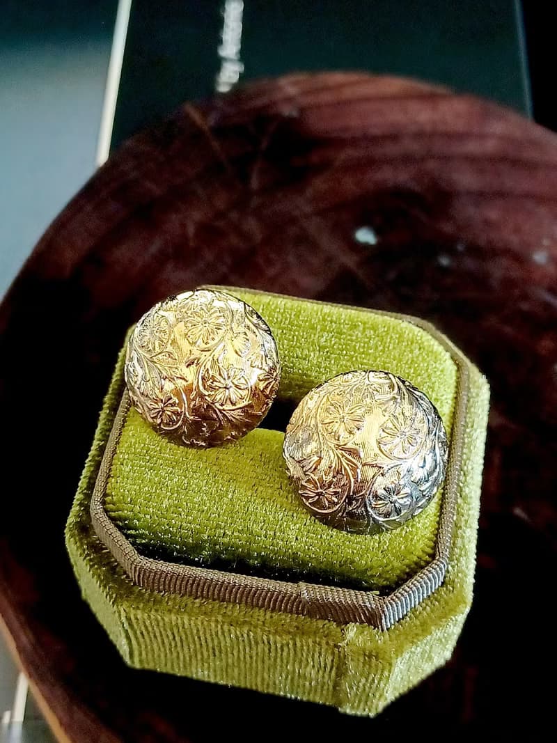 vintage jewelry  典雅半球形金色立體花卉紋 夾式耳環