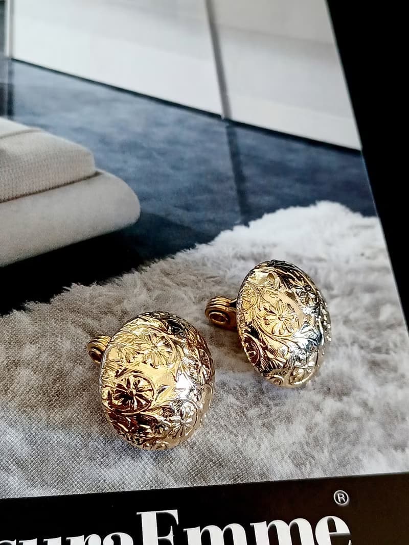 vintage jewelry  典雅半球形金色立體花卉紋 夾式耳環