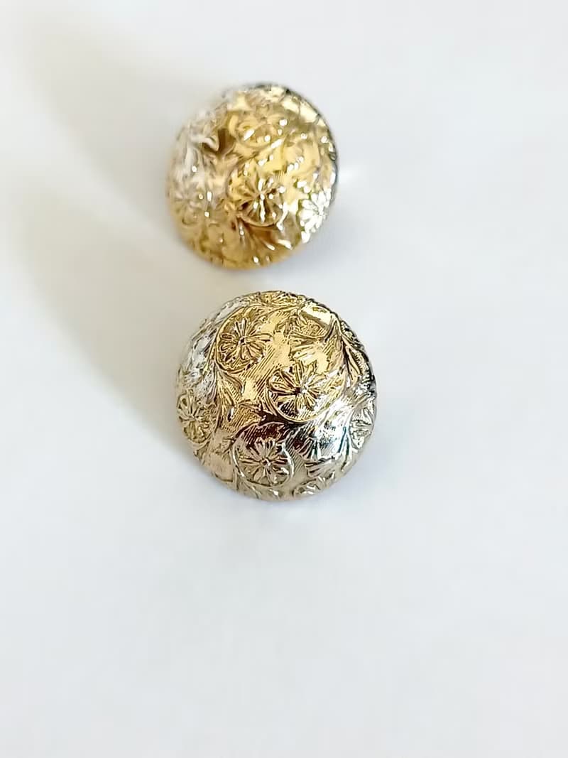 vintage jewelry  典雅半球形金色立體花卉紋 夾式耳環