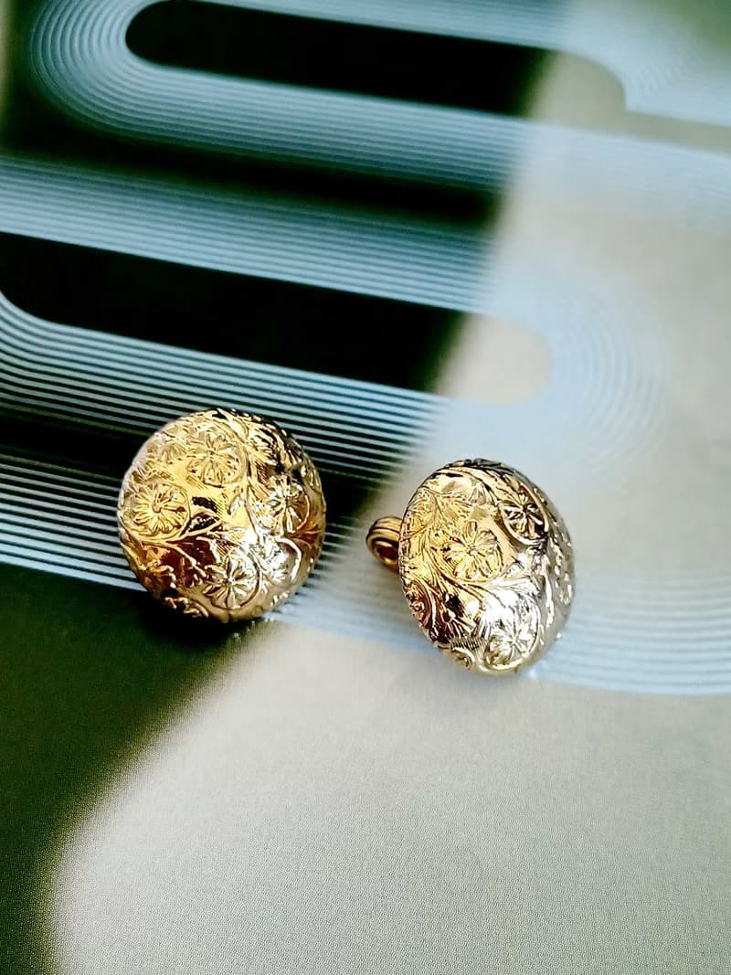 vintage jewelry  典雅半球形金色立體花卉紋 夾式耳環
