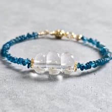 【日本製】ぷるぷる水晶 × アパタイトさざれブレスレット – マグネット留め具 / 金属アレルギー対応